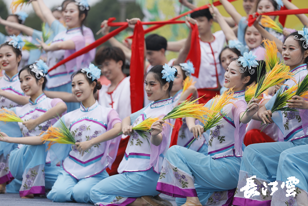 9月21日,咸寧市咸安區高橋蘿卜小鎮百畝草地上舉行了“慶豐收·迎小康”第三屆中國農民豐收節湖北分會(huì )場(chǎng)咸寧主會(huì )場(chǎng)慶?;顒?dòng),全市各界農民代表相聚白水畈的美麗田野,分享豐收的喜悅,慶祝屬于自己的節日。 開(kāi)幕式上舉行了精彩的文藝演出,演出在舞蹈《慶豐收》中拉開(kāi)序幕,歌舞《錦繡小康》呈現出咸寧各地欣欣向榮、脫貧致富奔小康的幸福場(chǎng)景。網(wǎng)紅歌曲《你莫走》、舞蹈《慶豐收》、歌舞《一起幸?!?,一個(gè)個(gè)精彩的節目輪番上演,博得現場(chǎng)觀(guān)眾陣陣掌聲。 開(kāi)幕活動(dòng)現場(chǎng)還舉行了頒獎儀式,第二屆“美麗中國、鄉村振興”全國農民詩(shī)歌邀請賽獲獎組織和個(gè)人,全市農村人居環(huán)境整治示范村,省級農業(yè)產(chǎn)業(yè)化工作先進(jìn)集體和先進(jìn)個(gè)人上臺領(lǐng)獎?,F場(chǎng)還舉行了鄂南民俗展演、農民趣味運動(dòng)會(huì )、扶貧農產(chǎn)品以及咸寧特色農產(chǎn)品展銷(xiāo)等豐富多彩的活動(dòng)?;鸨娜藲?,讓在場(chǎng)的展銷(xiāo)商賺得是盆滿(mǎn)缽滿(mǎn)。 咸寧市咸安區鑫達種養專(zhuān)業(yè)合作社理事長(cháng)萬(wàn)永輝:今年家里的香菇都豐收了,一上午我就賣(mài)出了一萬(wàn)多元,我們合作社采取的是“合作社+農戶(hù)”的模式,也帶領(lǐng)了20多戶(hù)貧困戶(hù)脫貧了。 咸寧市致遠種植專(zhuān)業(yè)合作社理事長(cháng) 吳海兵:我們今年是真真正正地豐收了,我們生姜的價(jià)格足足翻了三倍,跟著(zhù)我們一起的貧困戶(hù)也平均增收了3000元左右。 而這一系列的活動(dòng),都是在蘿卜小鎮的草地上進(jìn)行的,草地作舞臺、草地搞展示、草地上比賽等等,這數百畝草地,此時(shí)此刻成為了咸寧農民們慶祝豐收的歡樂(lè )場(chǎng)。 咸寧市咸安區高橋鎮黨委書(shū)記王順榮:今年的湖北分會(huì )場(chǎng)在我們高橋蘿卜小鎮舉辦,我感到很榮幸,我們從一顆蘿卜做起,以白水畈蘿卜為核心品牌,打造白水畈"我家菜園"蔬菜基地及旅游觀(guān)光體驗中心,發(fā)展綠色農業(yè)、生態(tài)旅游,增加產(chǎn)業(yè)開(kāi)發(fā)的綜合效益,創(chuàng )建蘿卜特色小鎮,走出了一條農業(yè)、旅游相結合的新路,推動(dòng)高橋鎮一二三產(chǎn)業(yè)融合發(fā)展。 鄉親們說(shuō),這在以前是想都不敢想的,高橋鎮蝸居山里,太偏遠又沒(méi)有資源優(yōu)勢,想發(fā)展太難。而現在這一切的悄然改變,得益于2017年10月13日,咸安區政府與鄂旅投公司正式簽署的《131軍旅小鎮+白水畈田園綜合體旅游開(kāi)發(fā)投資合作協(xié)議》,鄂旅投公司將投資30億元,在高橋鎮打造131軍旅小鎮和白水畈田園綜合體旅游開(kāi)發(fā)項目。項目共分為131軍旅小鎮、白水畈美麗鄉村、特色農業(yè)示范、旅游綜合體四大板塊,打造旅游綜合服務(wù)區、澄水洞軍事展示區、青少年國防教育基地、鐵血軍事樂(lè )園區、戰狼訓練基地、美麗村灣民俗區、四季瓜果示范區、農耕文化展示區、特色商業(yè)街區和康養度假區十大功能區。 咸寧市咸安區高橋鎮黨委書(shū)記王順榮:我們引進(jìn)鄂旅投,打造蘿卜小鎮,目前建設有蘿卜小鎮科普館、蘿卜鄉學(xué)院、蘿卜酒店等休閑旅游項目,十一馬上到了,也歡迎廣大游客前來(lái)游玩。 今年是決勝全面建成小康社會(huì )、決戰脫貧攻堅之年。咸寧市本著(zhù)"儉樸、祥和、歡樂(lè ),農民參與,農民唱主角"的辦節思路,而此屆中國農民豐收節辦節費用也是倍減。 農為邦本,本固邦寧。今年,面對重大疫情和特大洪澇災害,咸寧市扎實(shí)做好“六穩”工作、落實(shí)“六?!比蝿?wù),克服重重困難,推動(dòng)農業(yè)實(shí)現持續平穩發(fā)展,形成了茶葉、油茶、中藥材等12個(gè)特色農業(yè)主導產(chǎn)業(yè),“全國一村一品示范村鎮”發(fā)展到14家,國家級、省級農業(yè)產(chǎn)業(yè)化龍頭企業(yè)達到55家。尤其是糧食產(chǎn)量預計達118萬(wàn)噸、蔬菜產(chǎn)量預計達260萬(wàn)噸,生豬預計出欄183.52萬(wàn)頭,農業(yè)生產(chǎn)再獲豐收,糧食安全有效保障,讓農民的腰包更鼓、家園更美、生活更甜,為加快實(shí)施鄉村振興戰略、推動(dòng)咸寧高質(zhì)量發(fā)展提供堅實(shí)保障。